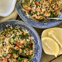 食谱三文鱼，婴儿菠菜和米沙拉