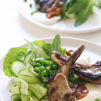 羊肉片配黄瓜豌豆沙拉和香料咖喱酸奶