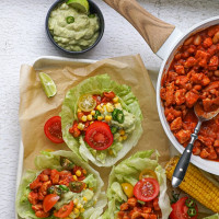 墨西哥生菜杯配艾沃酸奶酱和蒸玉米
