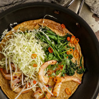 亚洲风味的煎蛋卷，配大虾、卷心菜和西兰花